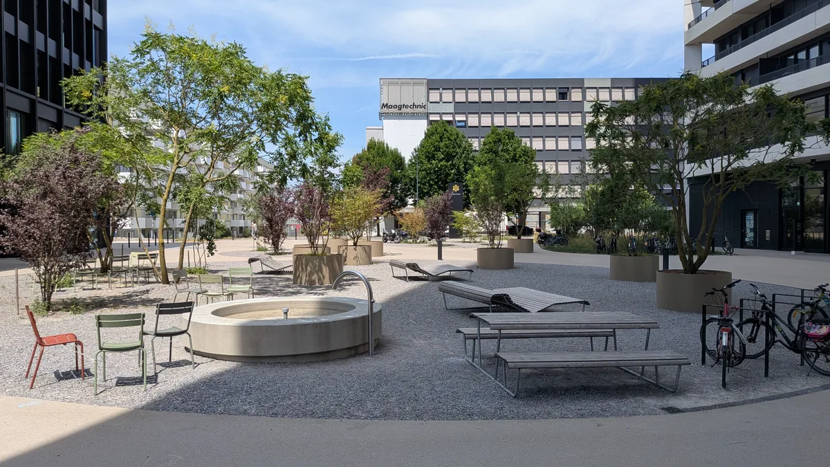 Weil es im Park selber an Schatten mangelt, bietet sich der «Innenhof» der Three-Point-Überbauung als kühlere Alternative an. Impressionen aus einem Park.
